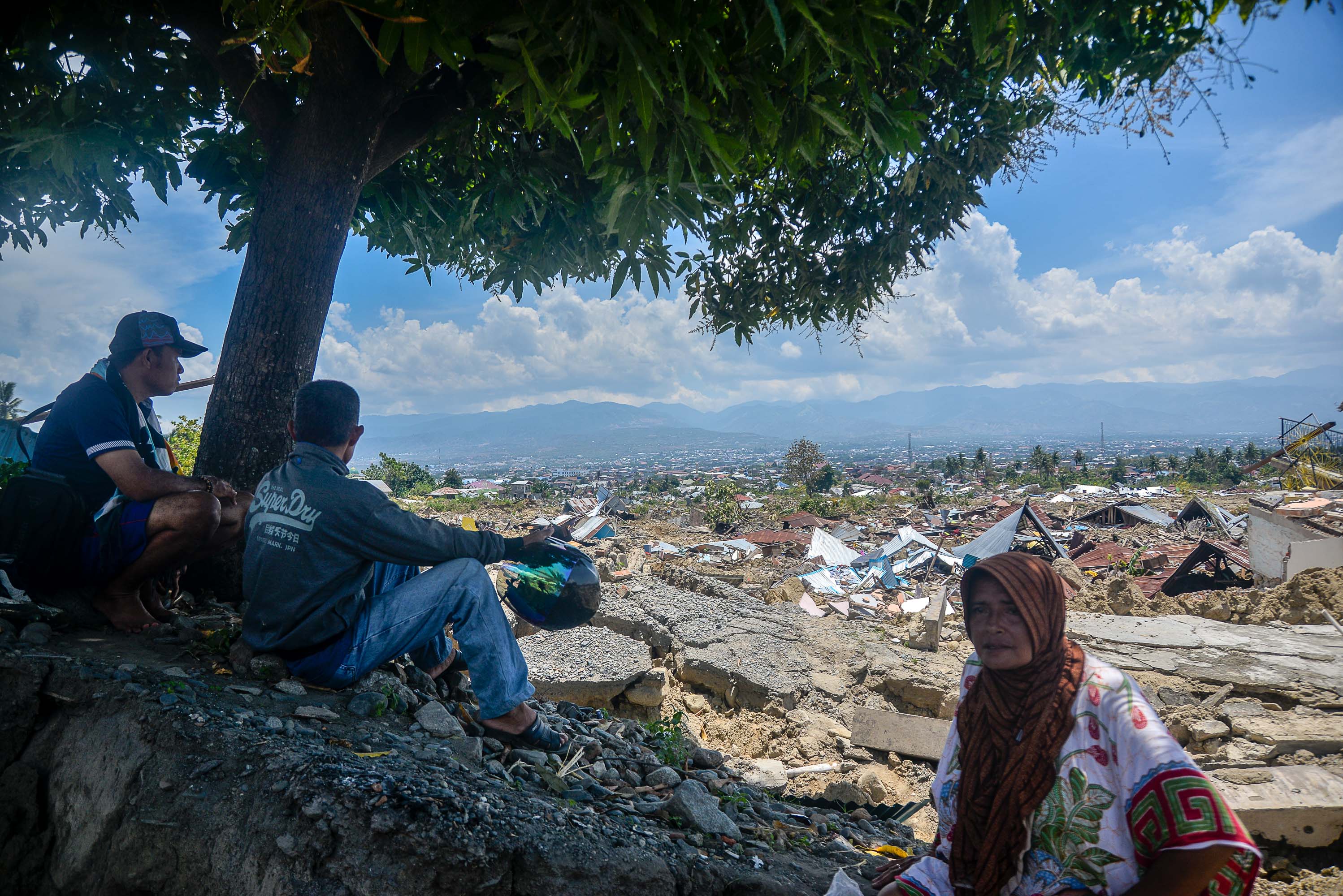 1538535185792-kondisi-Balaroa-dan-ibu-fadhila-bersama-keluarga-melihat-sisa-tanah-rumahnya-4-of-4