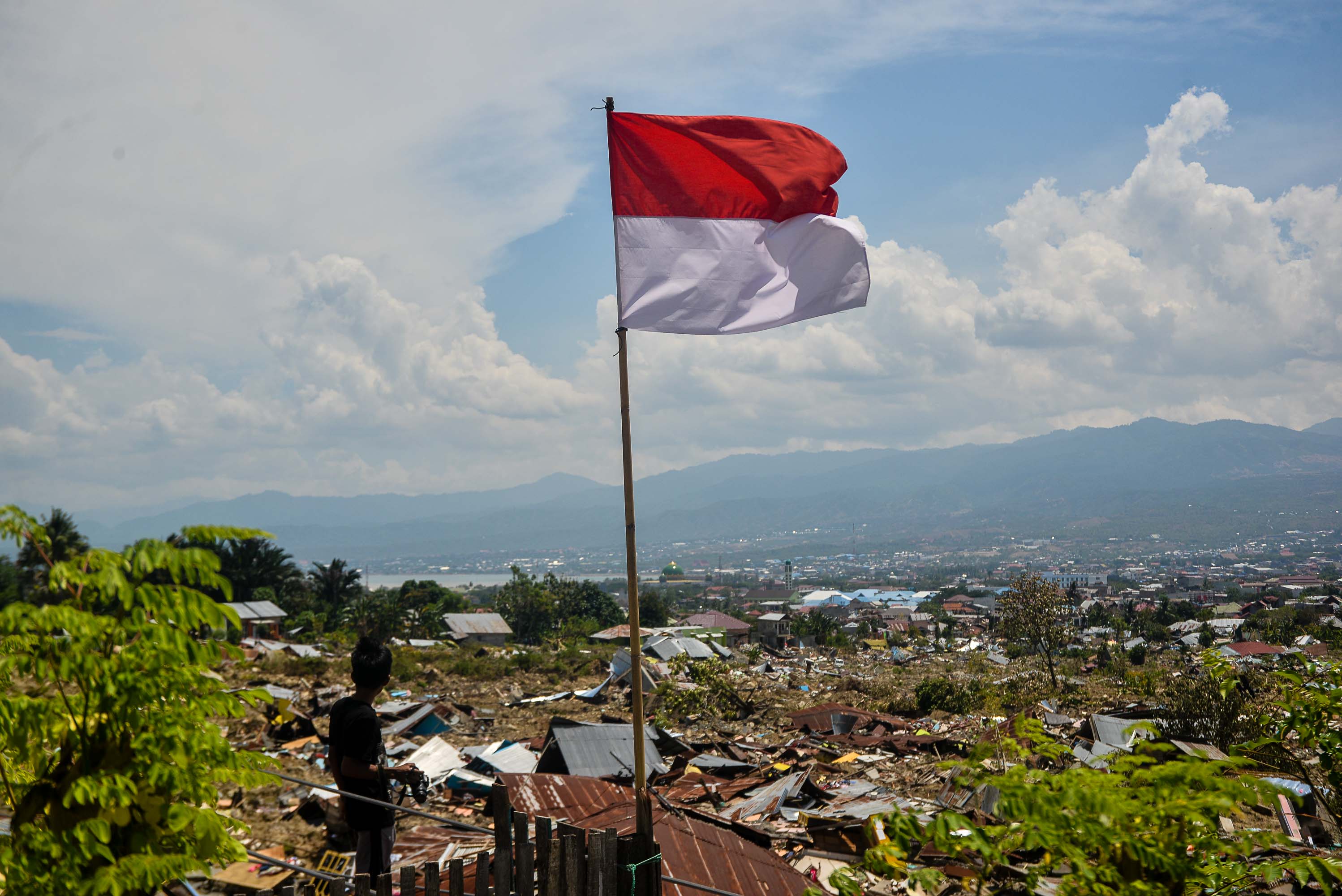 1538535393010-kondisi-Balaroa-dan-ibu-fadhila-bersama-keluarga-melihat-sisa-tanah-rumahnya-3-of-4