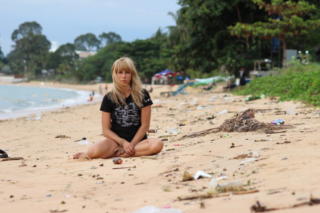 Die Autorin Hannah Brooks sitzt am Strand