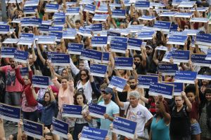 Manifestantes erguem placas com logradouros de Marielle Franco, no Rio. Foto: Fernando Frazão/Agência Brasil