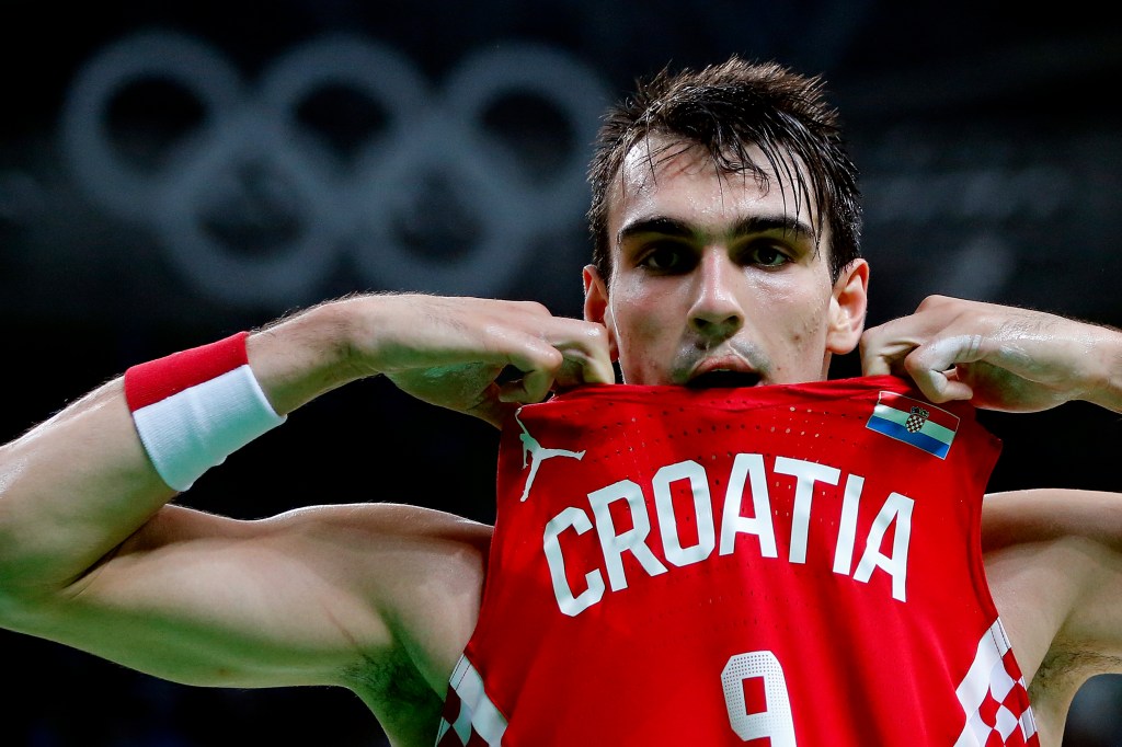 Dario Šarić playing for the Croatian national team.