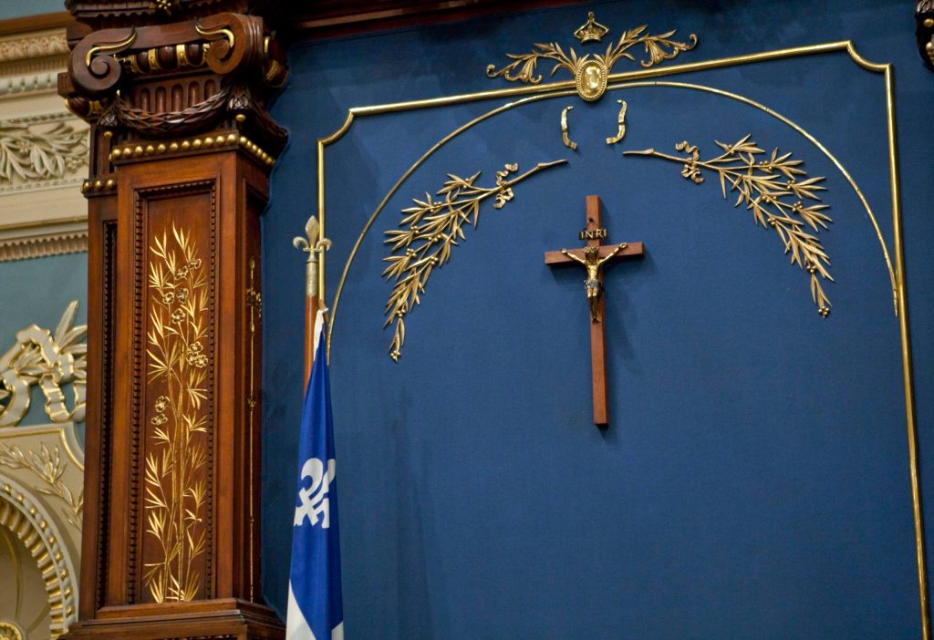 On a demandé à un prêtre et un pasteur si le crucifix est un signe religieux