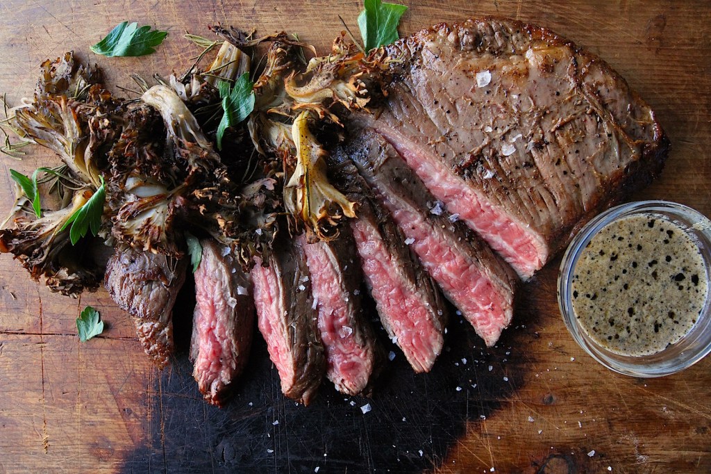 bistecca in padella con funghi arrosto e salsa al burro e whisky