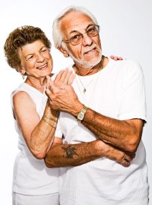 casal de homem e mulher abraçados