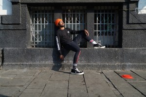 Teddy Adhitya sedang bersantai di Kota Tua setelah menempel stiker Converse.