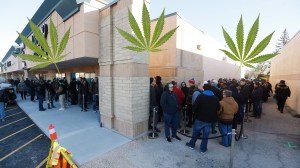 Persone in fila fuori dal negozio di cannabis.