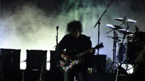 Robert Smith na koncertu svira gitaru