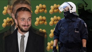 Jan Böhmermann und ein Polizist mit Kartoffeln