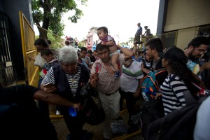 Central American migrant caravan presses on toward Mexico