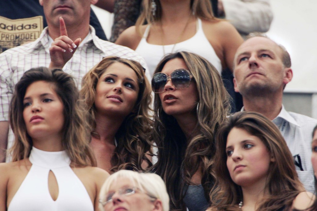 Mereka inilah pioner cewek dijuluki WAGs: Carly Zucker, Cheryl dan Victoria Beckham menonton pertandingan timnas Inggris pada 2006.