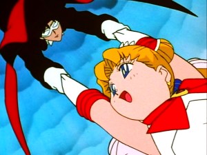 Tuxedo Mask rettet Sailor Moon in einer Szene aus der bekannten Anime-Serie