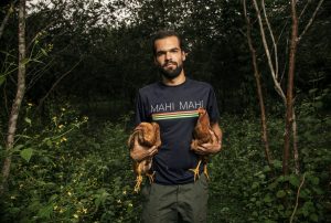 membro do staff de kalu yala da série viceland jungletown com duas galinhas