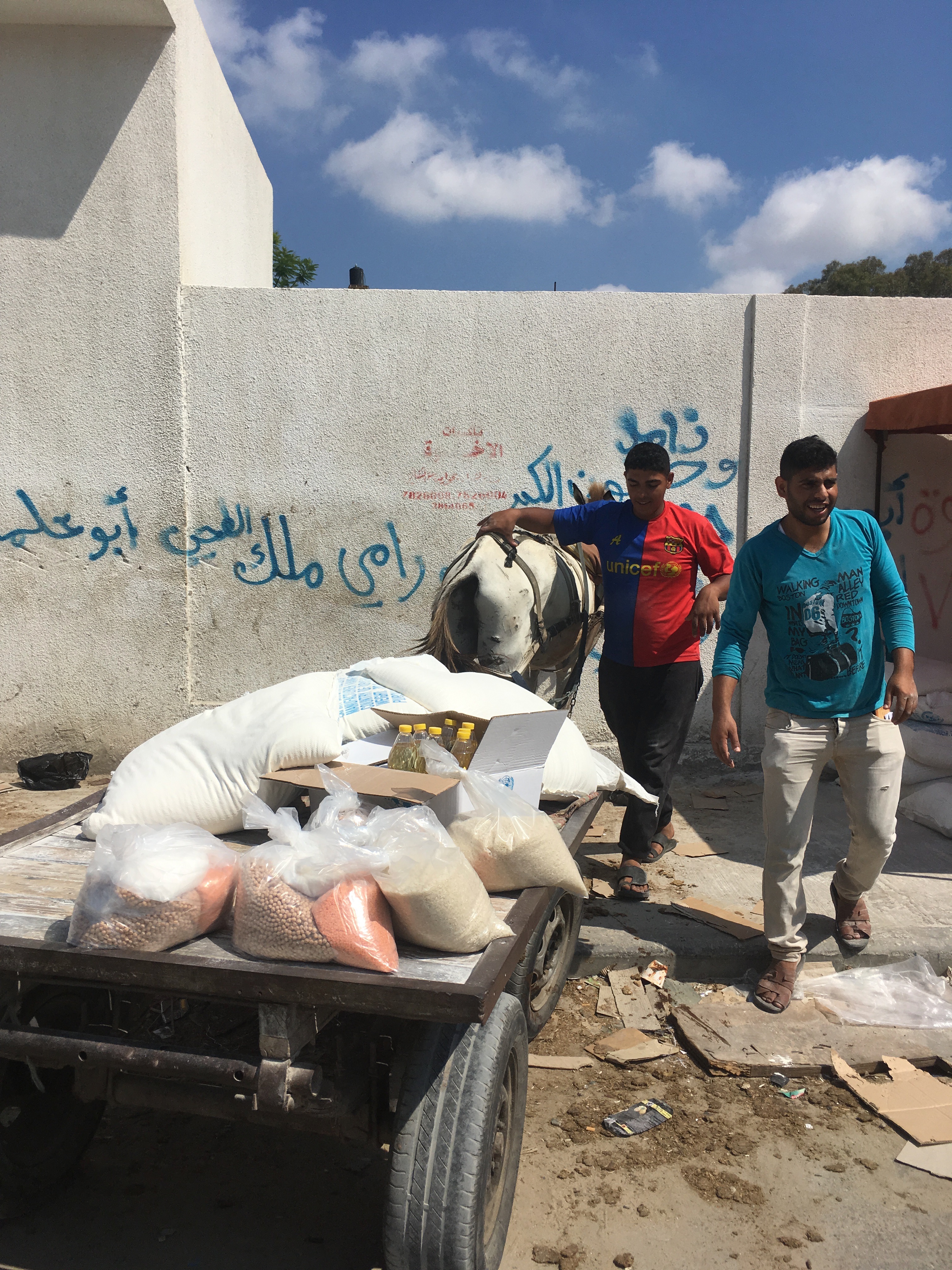 1540314956303-mutasem-in-the-blue-shirt-at-the-UNRWA-food-ditribution-center