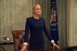 Claire Underwood (Robin Wright) steht in der sechsten Staffel 'House of Cards' im Oval Office