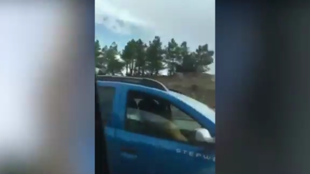 Gente follando en un coche en marcha