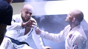 lutadores de jiu-jitsu a fumarem uma ganza