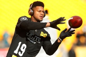 JuJu Smith-Schuster warming up before playing the Jacksonville Jaguars.