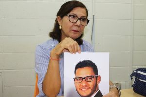 メキシコ中に拡大し終息の兆しすら見えない麻薬戦争。殺人、誘拐、拷問、レイプ──、あらゆる凶悪犯罪が日々繰り返されるなか、東部ベラクルス州で行方不明の息子や娘を捜す母親たちが団結、行動を起こした。代表を務めるルシア・ディアスさん（63）は日本を訪れ、東京、京都、大阪を巡って「戦時下」の一般市民の窮状を訴えた。帰国前日、都内ＮＧＯオフィスで開かれた講演の模様をここに記す。