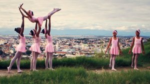 jovens bailarinas numa favela do rio de janeiro brasil