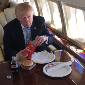 Donald Trump mange du McDonald's dans un jet privé.