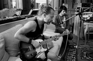 Thom Yorke tocando guitarra