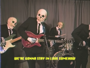 Gerard Way dalam video klip "Baby You're a Haunted House"