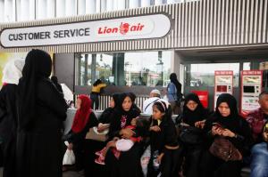 Penumpang di depan loket Lion Air di Bandara Soekarno Hatta pagi saat muncul kabar JT610 jatuh di Karawang.