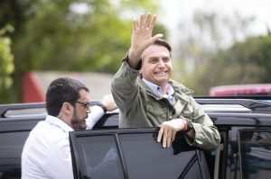 Jair Bolsonaro winkt aus einem schwarzen Auto