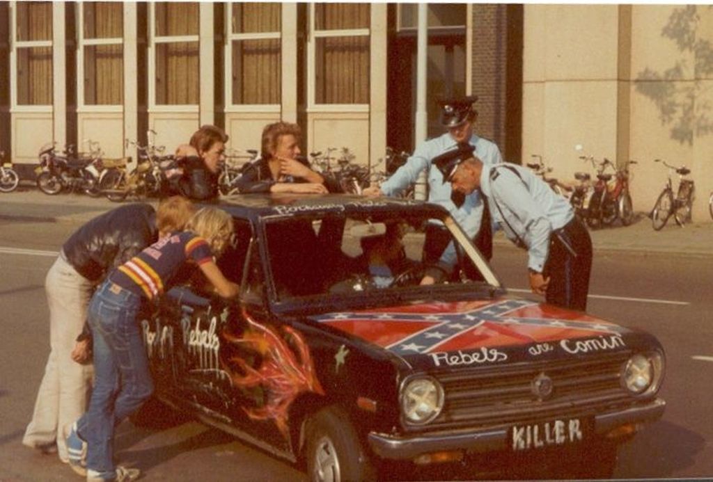 Agenten bij een auto van de Rocking Rebels