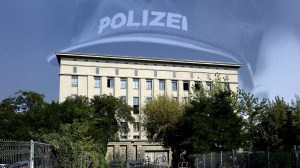 Der Nachtclub "Berghain" und eine Polizeimütze.