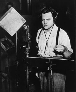 Orson Welles legge La Guerra dei Mondi ai microfoni di CBS.