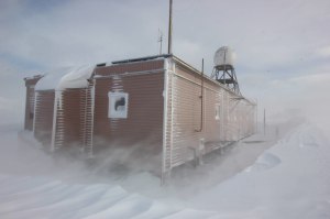 Foto de un edificio de radio en la Base Bellingshausen.