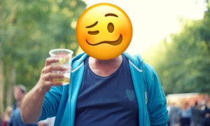 Cowok minum bir wajahnya diubah pakai emoji baru Apple