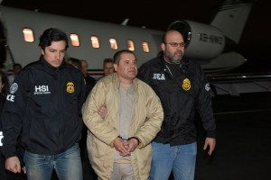 "El Chapo" Guzmán es acompañado cuando llega al aeropuerto MacArthur en Nueva York, Estados Unidos, el 19 de enero de 2017, después de su extradición de México / Reuters