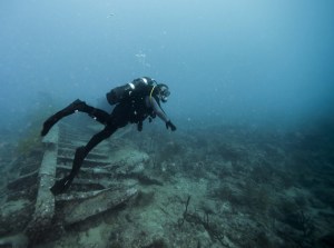 Un buzo recorriendo el lecho marino.