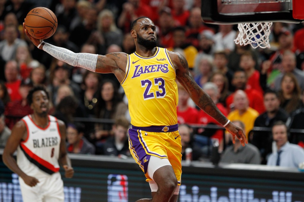 LeBron James nge-dunk dalam pertandingan kandang Los Angeles Lakers