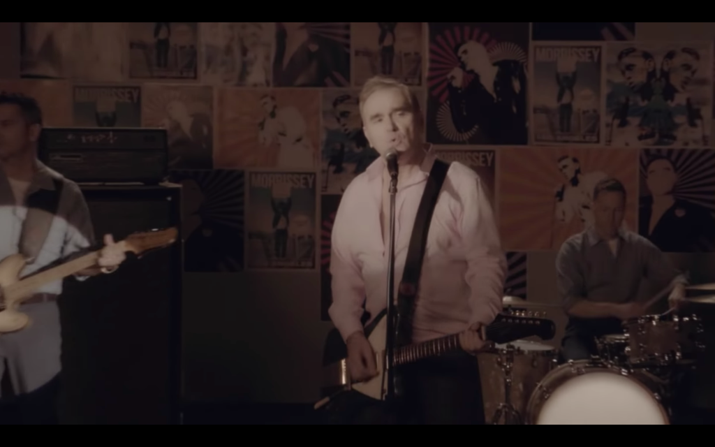 Morrissey toca la guitarra en su nuevo video, “Back On The Chain Gang”