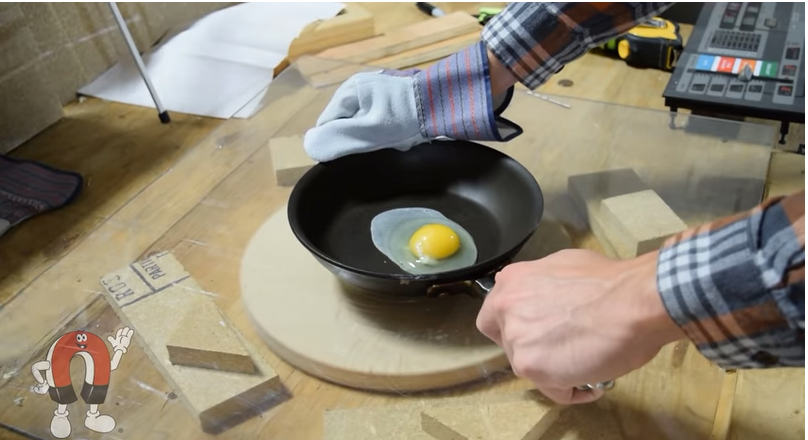 Un huevo cocinado con imanes.