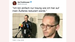 Heiko Maas steht in Lederjacke und Schal vor den Mikros der Presse