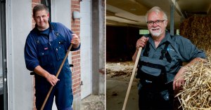 To landmænd, Martin ogJørgen, der står i overalls og holder en kost.