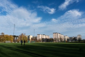 En fotbollsplan och höghus i Norsborg