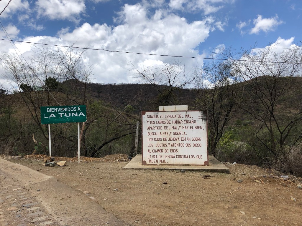 Letrero en el poblado de La Tuna.