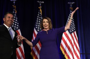 Nancy Pelosi en el escenario.