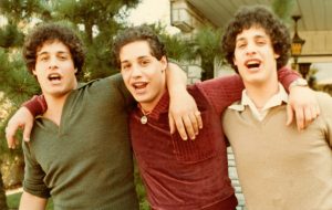 Still uit Three Identical Strangers