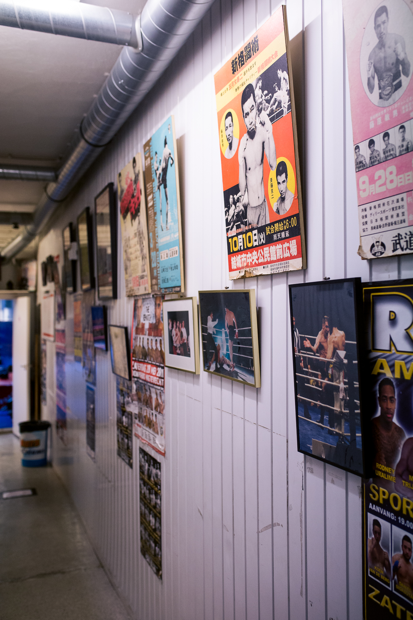 De gang vol oude posters.