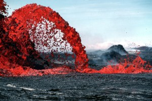 erupción volcánica lava