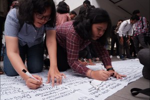 Sejumlah mahasiswa menandatangani 9 tuntutan aksi 'UGM Darurat Kekerasan Seksual' di Fisipol UGM