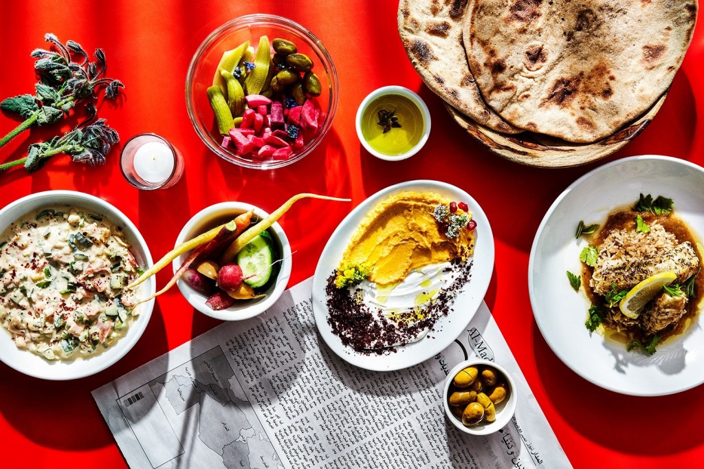 Foto masakan yang diatur dalam meja simetris dalam Festival Masak Israel