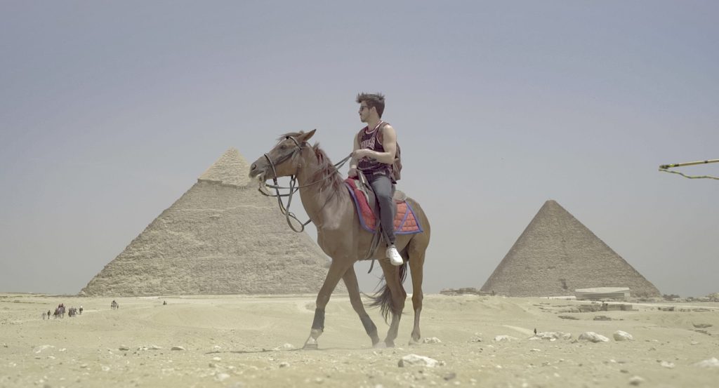 Floris Caes op een paard in Egypte