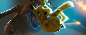 Pikachu stürzt in das Maul eines Glurak